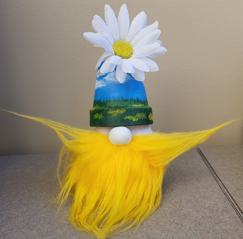 Gnome with a yellow beard and a painted flowerpot hat